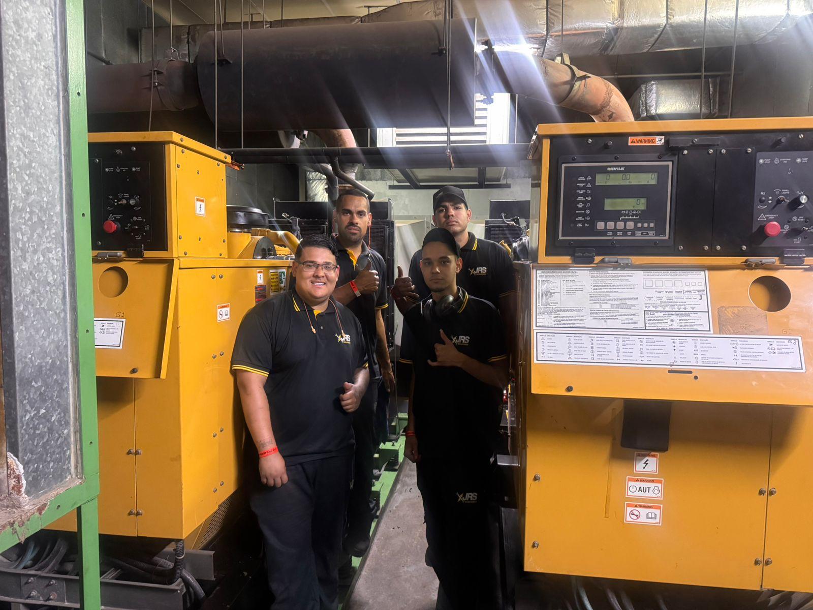 Técnicos JRS realizando serviço em gerador Toyama