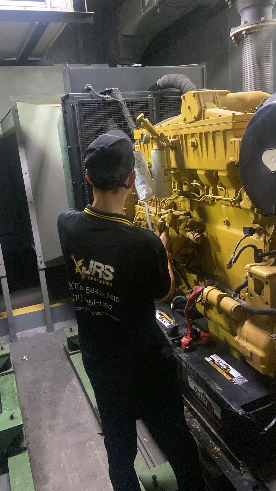 Manutenção corretiva em gerador Caterpillar amarelo