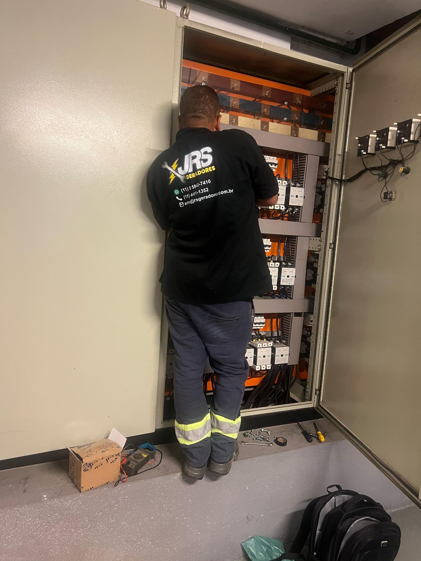Atendimento externo em gerador cabinado JRS Geradores