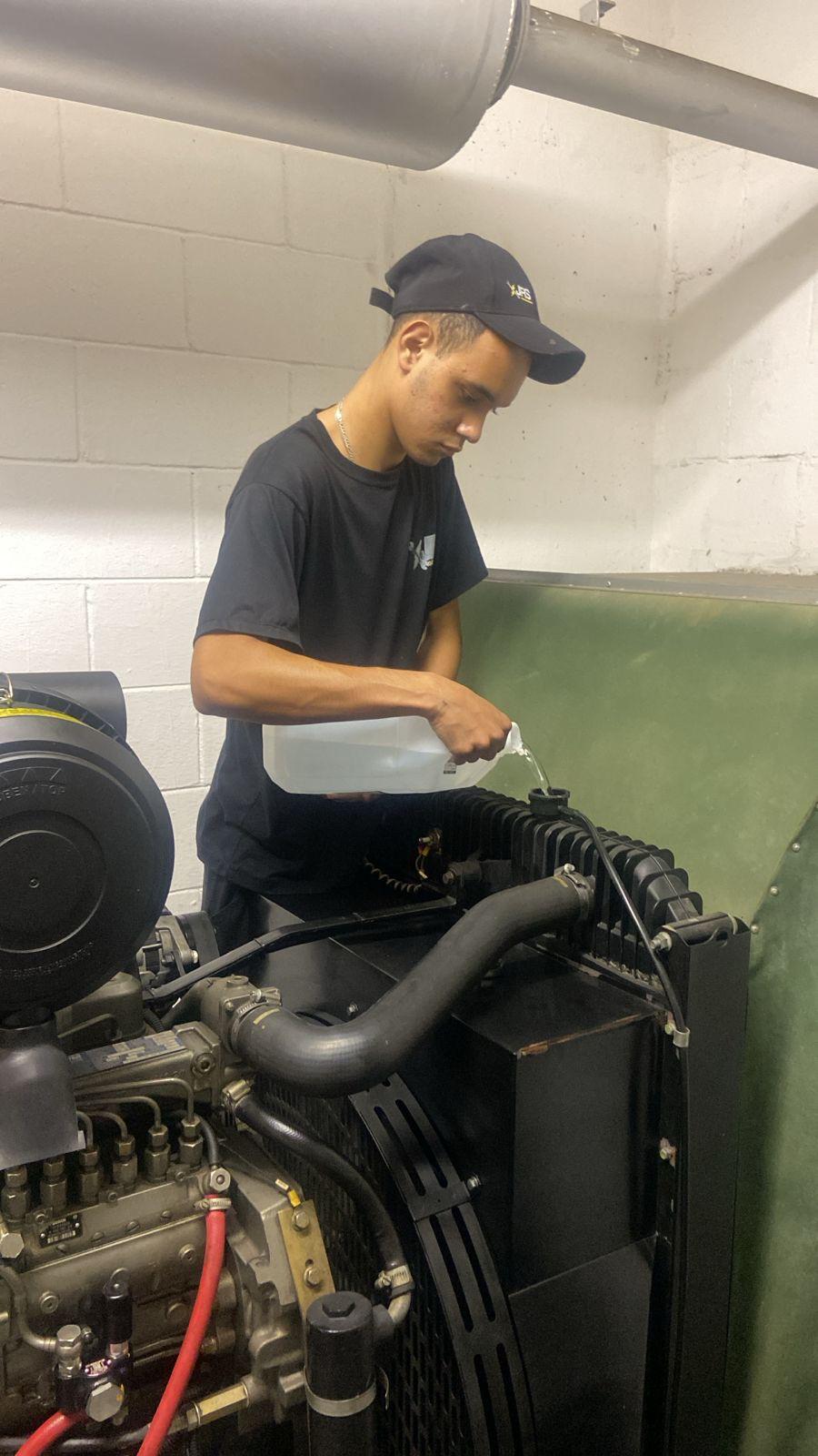 Abastecimento de fluido em radiador de gerador industrial