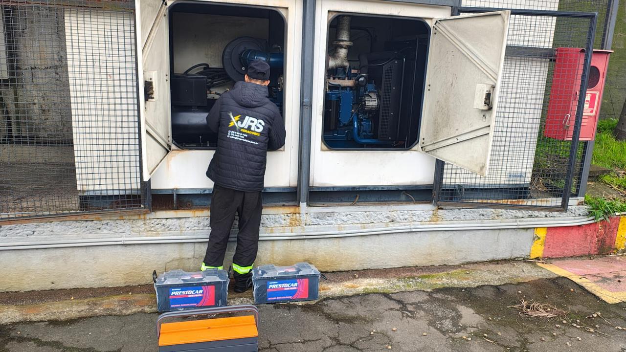 Serviço técnico JRS em gerador industrial