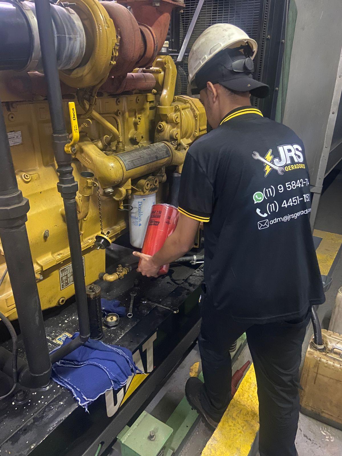 Equipe técnica JRS Geradores em sala de geradores Caterpillar