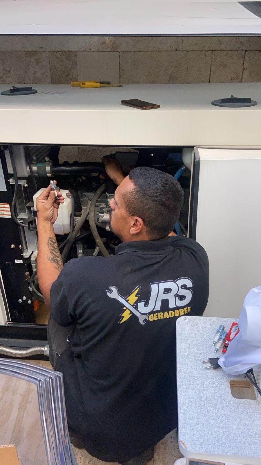 Técnico JRS realizando manutenção em motor de gerador