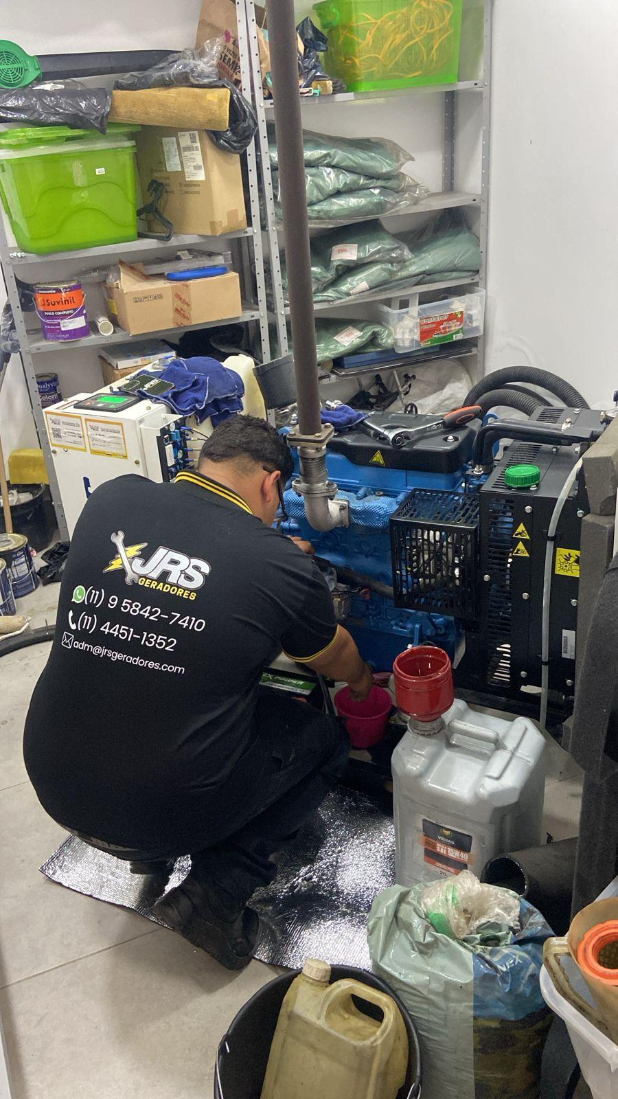 Técnico JRS realizando troca de óleo em gerador