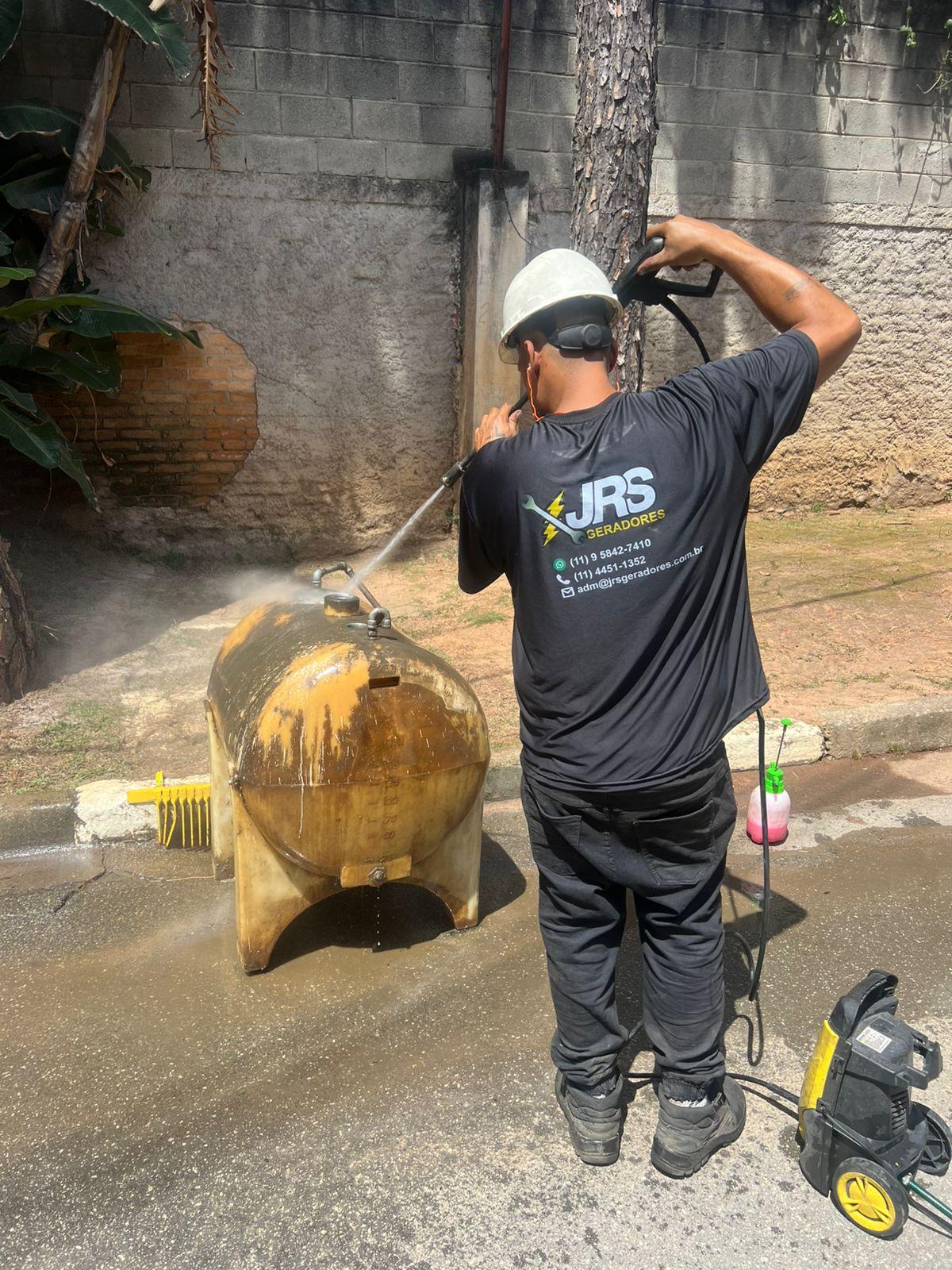 Limpeza de tanque de combustível por técnico JRS Geradores