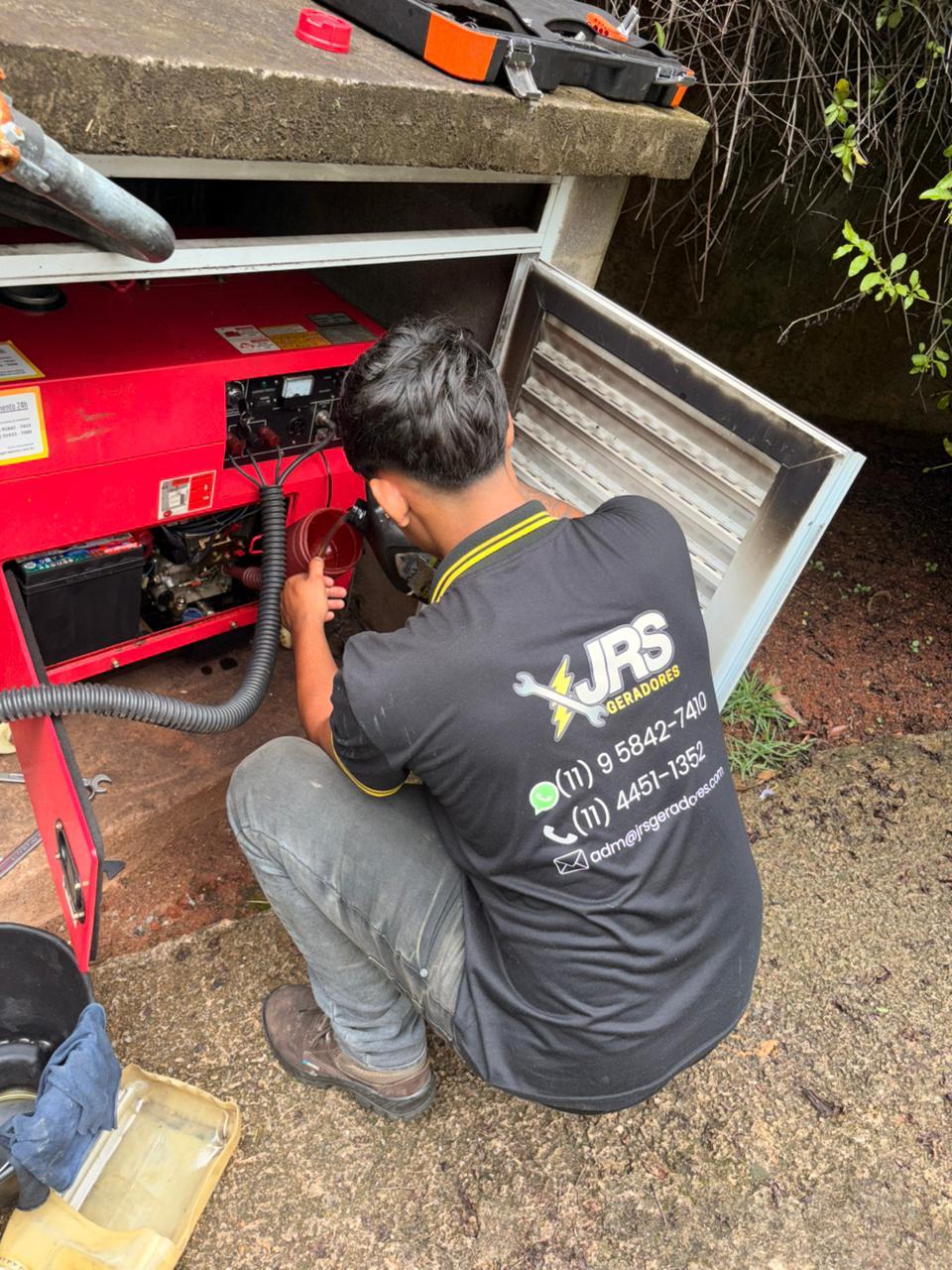 Manutenção em gerador portátil pela equipe JRS