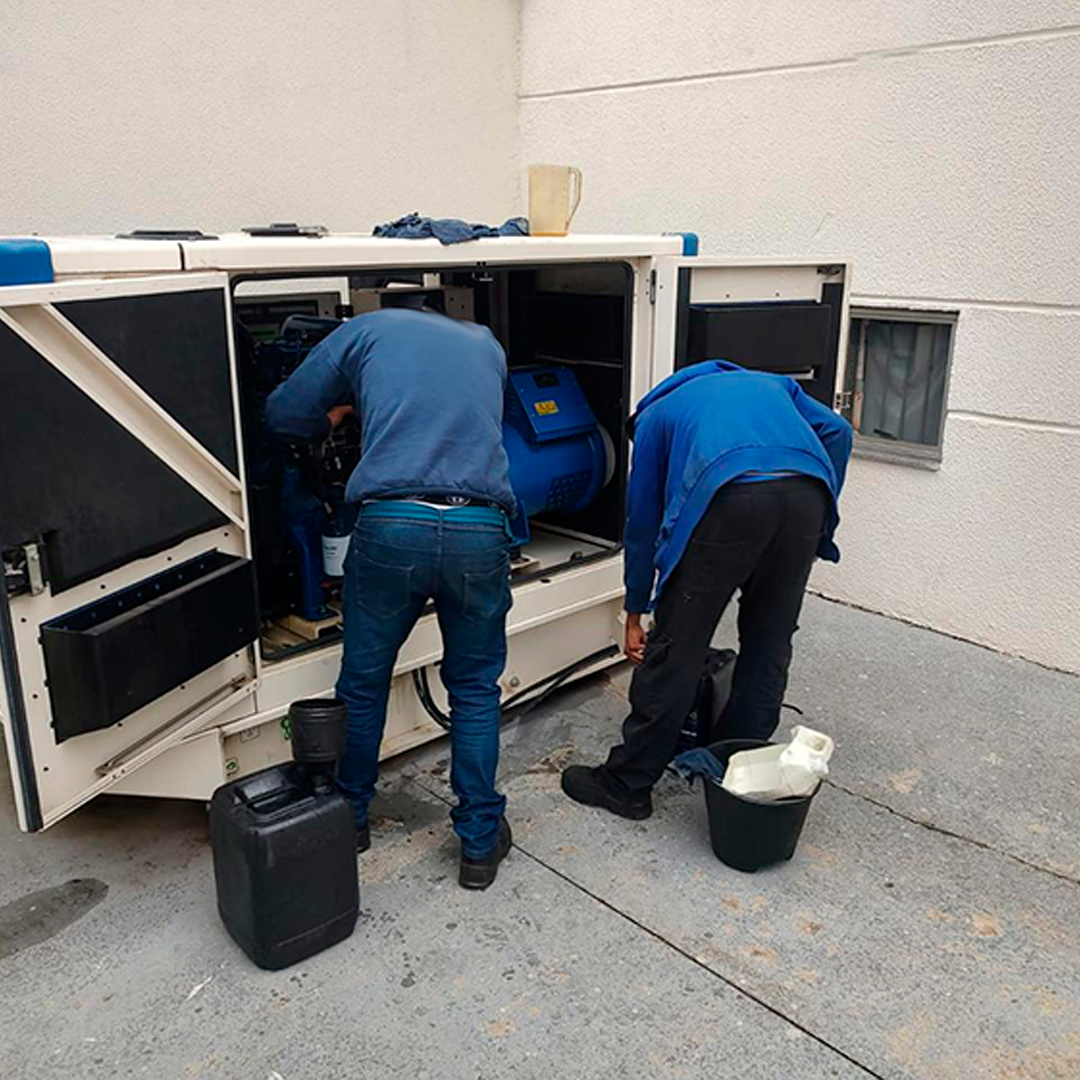 Técnicos especializados realizando manutenção em gerador de energia